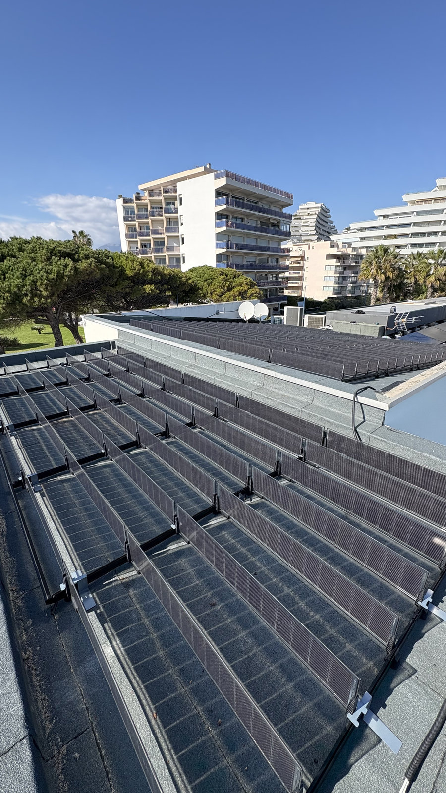 Original Over Easy Solar photograph of installed xM-3 QUATTRO-256S modules, delivered with SunVibe OÜ